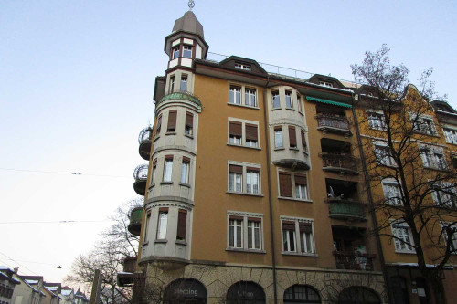 Wohn- und Geschäftshaus mit Eckturm